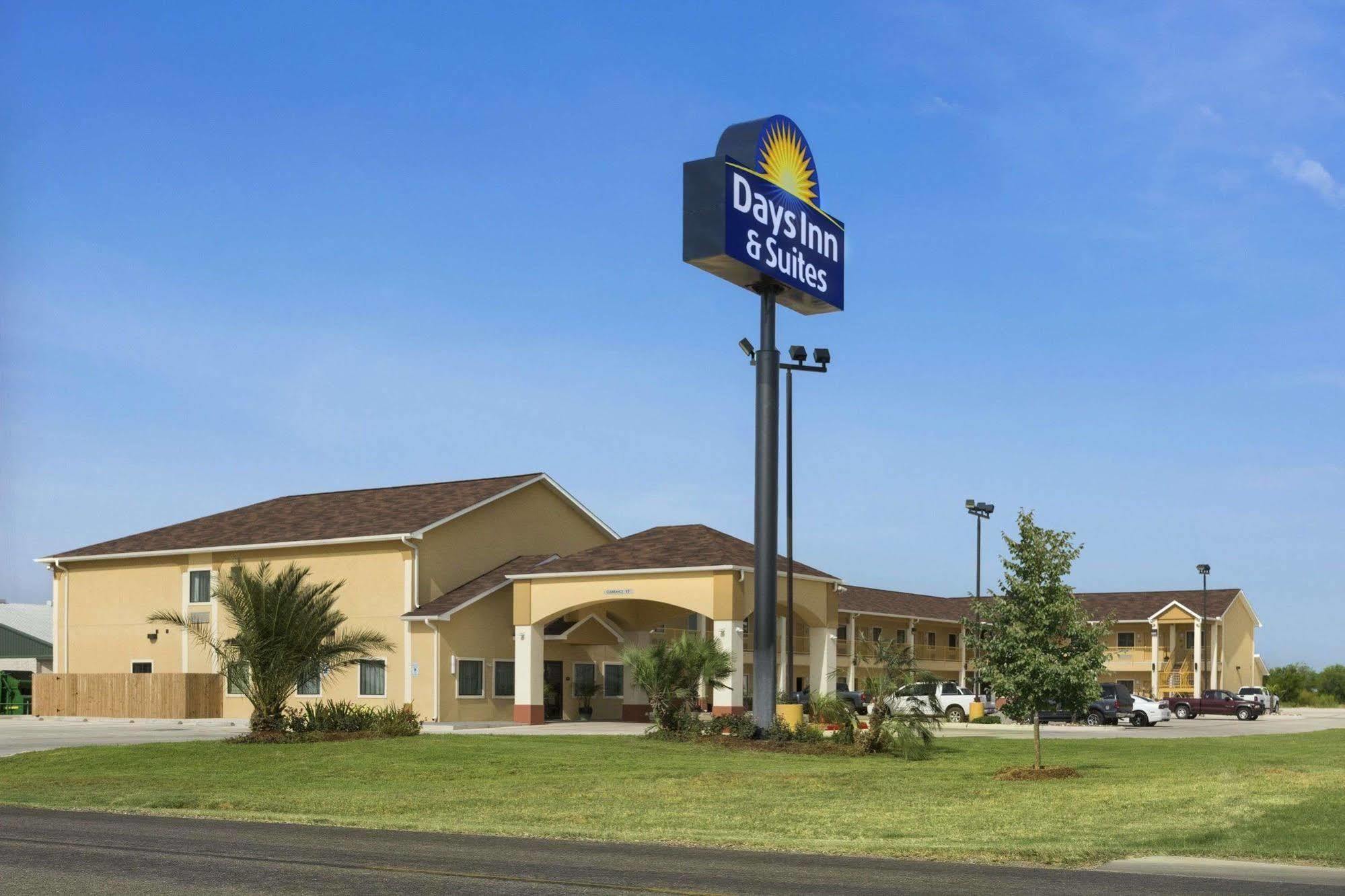 Days Inn Pearsall Exteriör bild