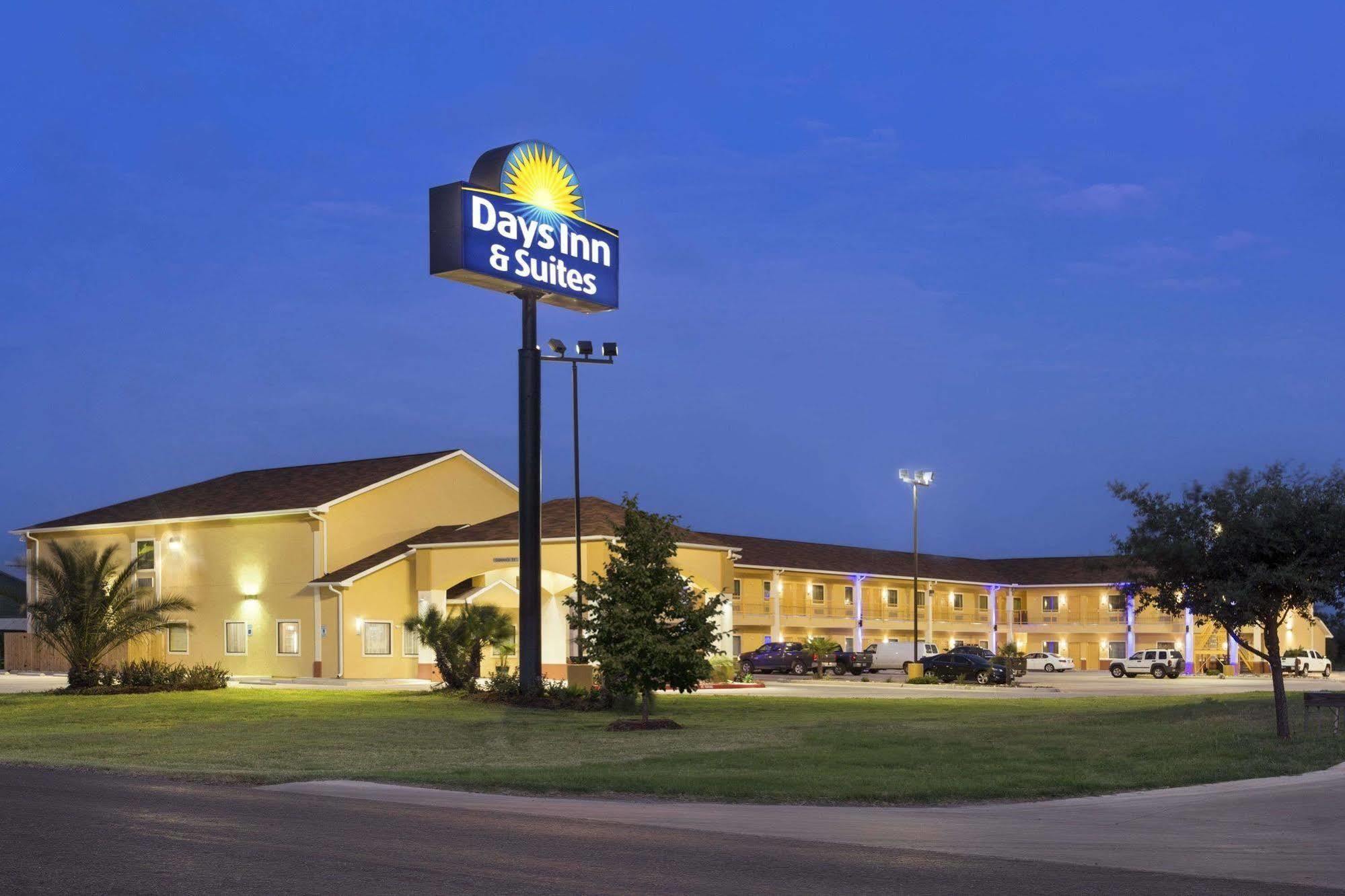 Days Inn Pearsall Exteriör bild